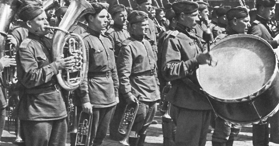 Советские военные музыканты на улицах Праги. Май 1945 года.