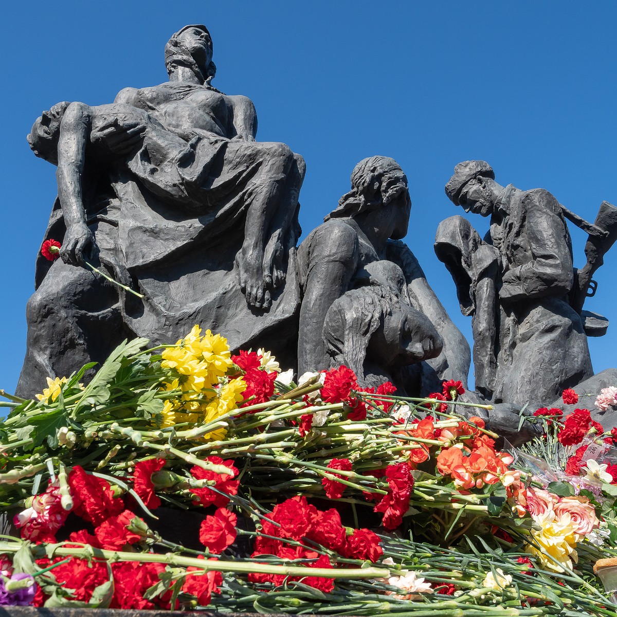 Памятники героям Великой Отечественной войны в Петербурге получат  праздничную подсветку - KP.RU