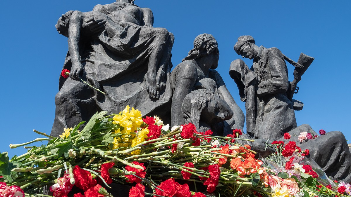 Памятники героям Великой Отечественной войны в Петербурге получат  праздничную подсветку - KP.RU