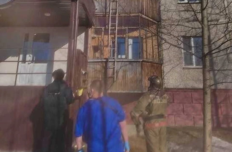 В Ноябрьске спасатели забрались на балкон, где кричал и звал маму малыш. Фото: ГУ МЧС РОССИИ ПО ЯНАО.