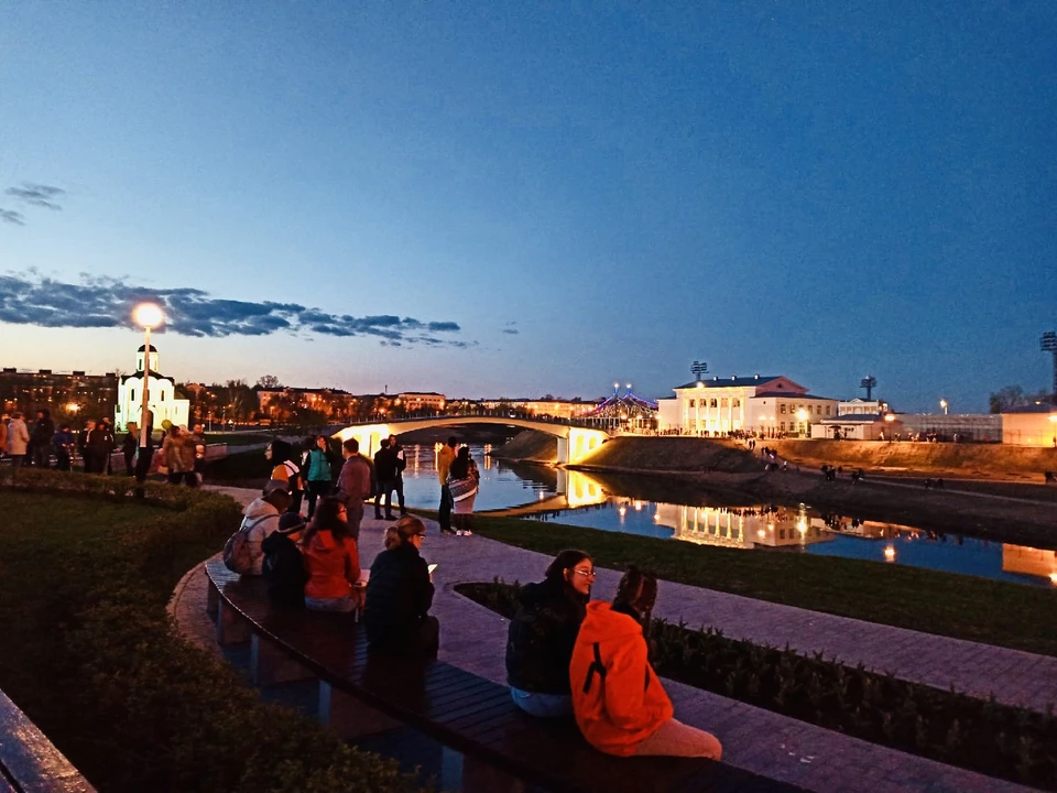 Подсветка телебашни - часть праздничного украшения города к празднику.