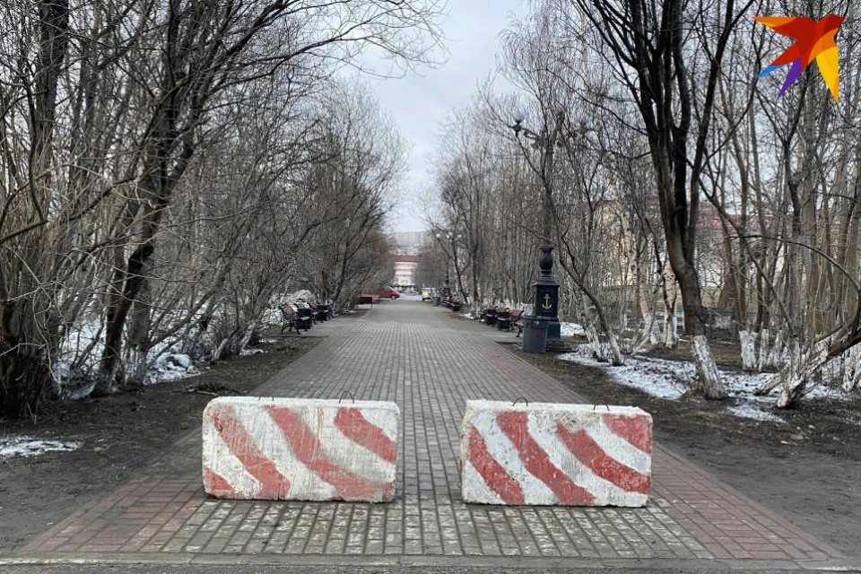 Один из входов в центральный парк заблокировали для машин.