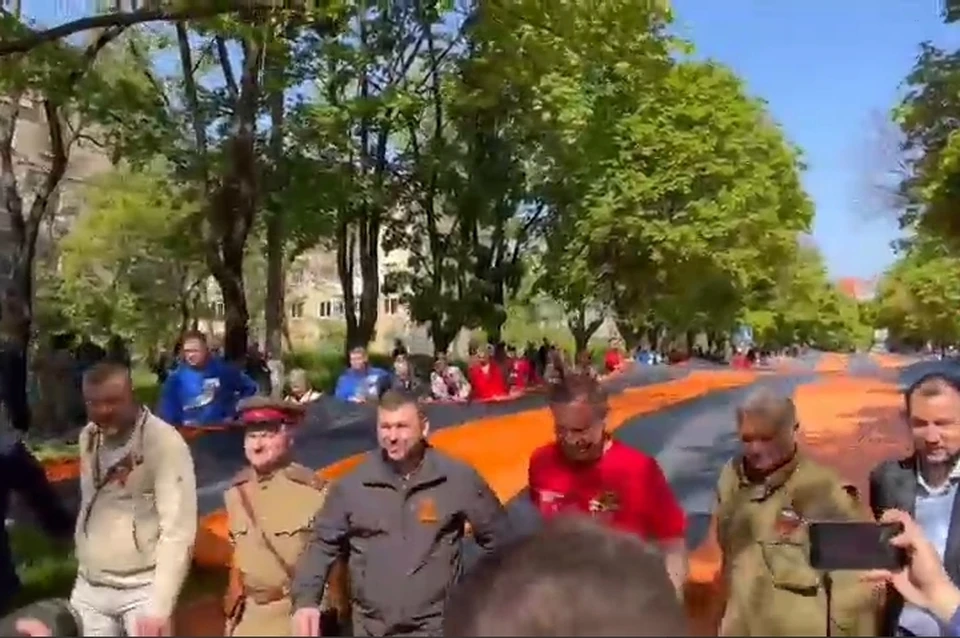 В Мариуполе развернули 300-метровую Георгиевскую ленту. Фото: кадр их видео t.me/TRO_DPR