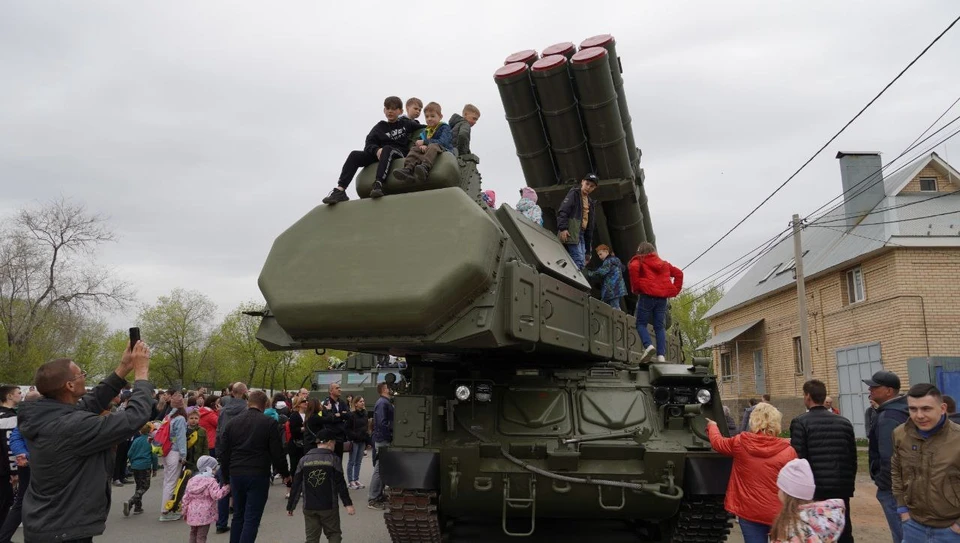 Военные машины впечатлили юных оренбуржцев