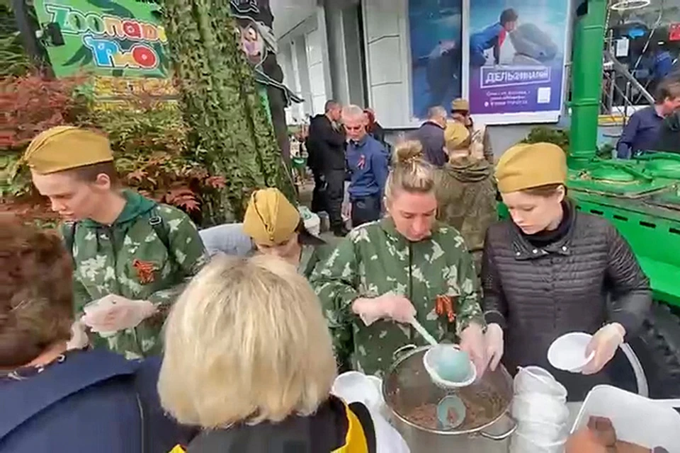 Здесь собралась огромная очередь.