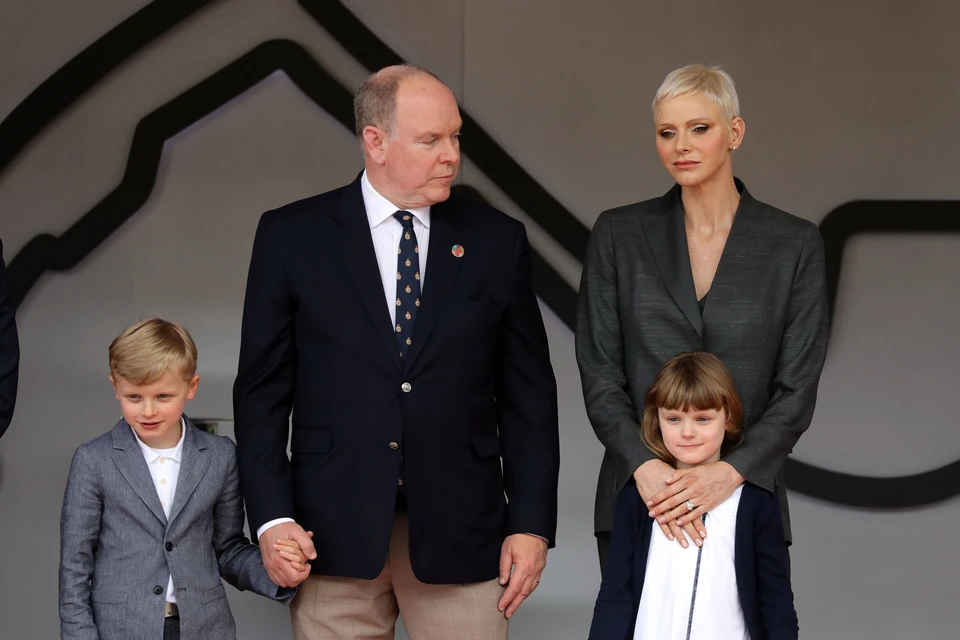 Князь Монако Альберт II с супругой и детьми.