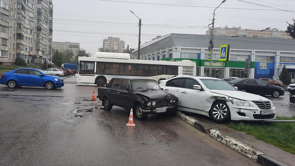 На перекрестке улиц Пензенской и Базарной в Тамбове столкнулись два  автомобиля - KP.RU