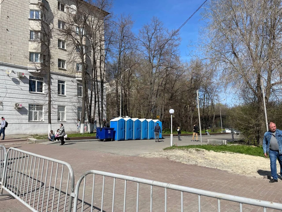 Исполнитель должен не только вовремя поставлять кабинки к нужным датам, но и организовывать их уборку