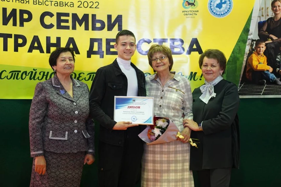Восемь опекунов и приемных родителей получили премии губернатора Иркутской области. Фото: Пресс-служба правительства Иркутской области.