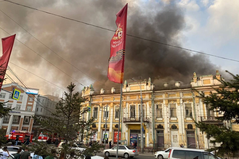 Заброшенное здание горит на улице Красноармейской в центре Иркутска