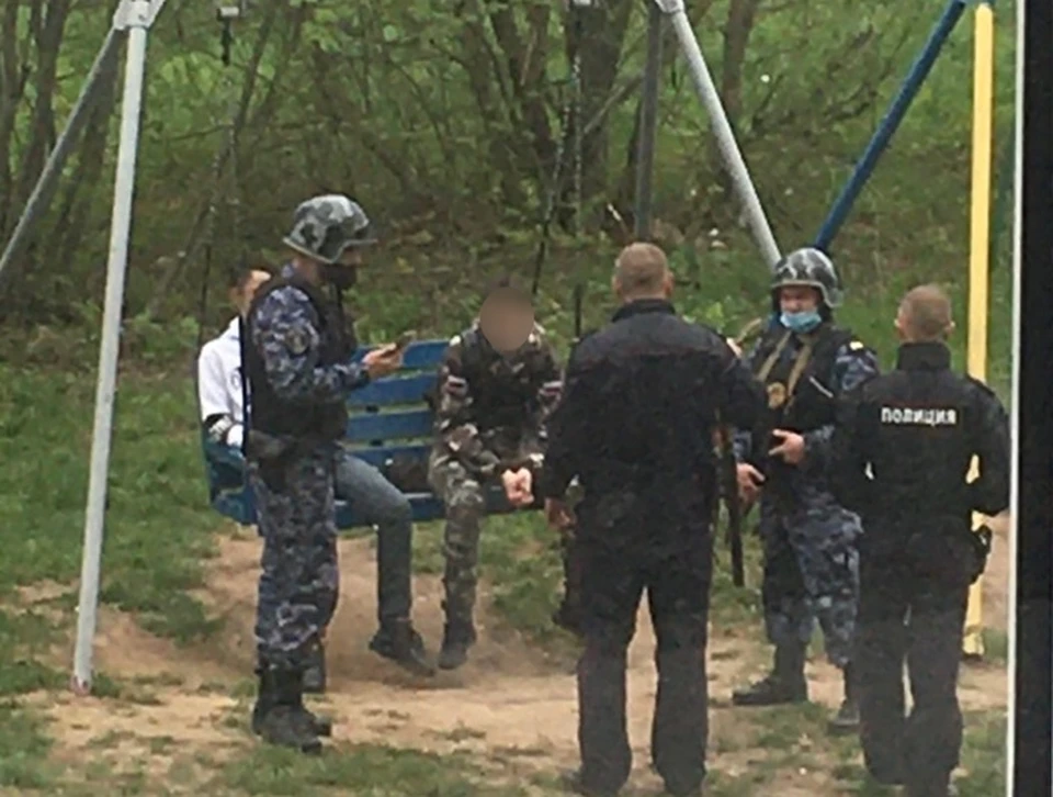 В Щекино Тульской области на детской площадке задержали подростка с ружьем