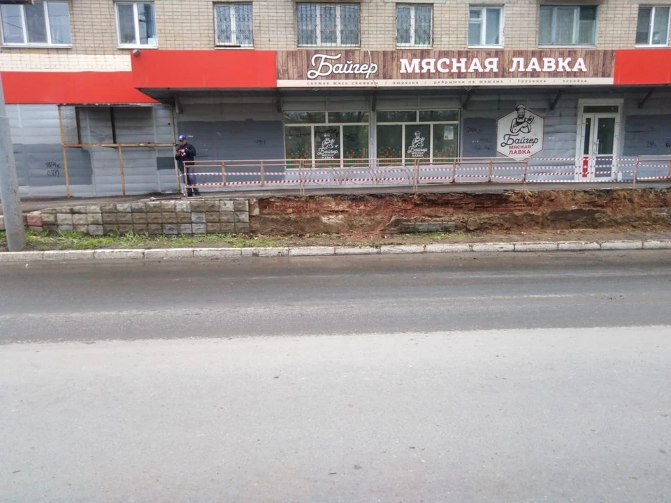 Облицовочную плитку и кирпичную кладку убрали с прилегающей территории и проезжей части