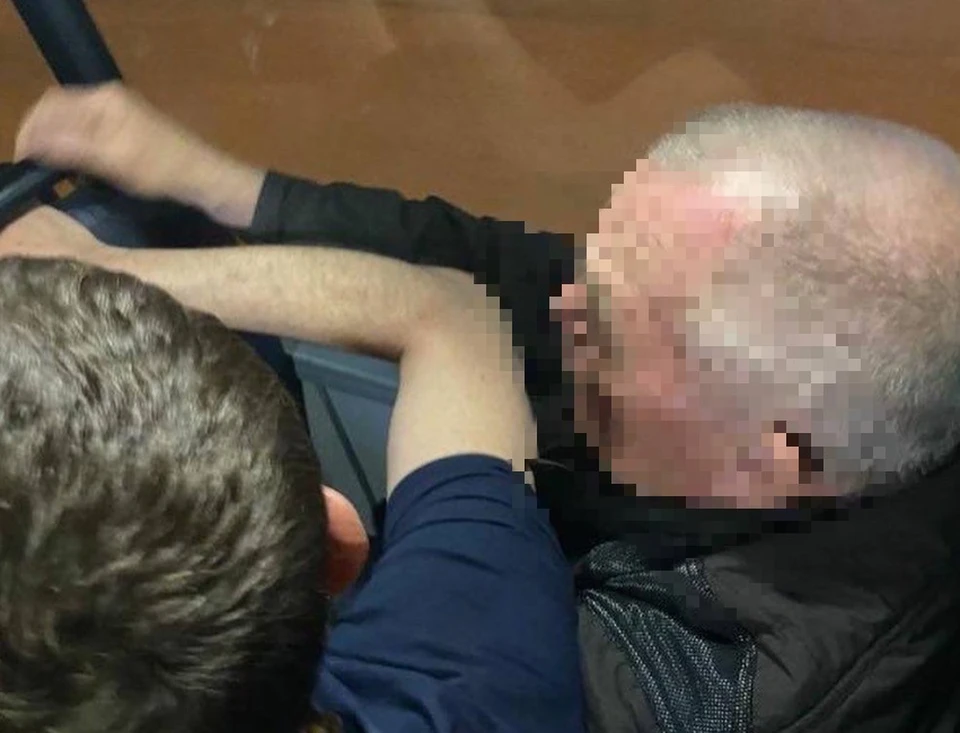 "Попросил пересчитать мелочь якобы плохо видит", фото: телеграм-канал Треш Ульяновск