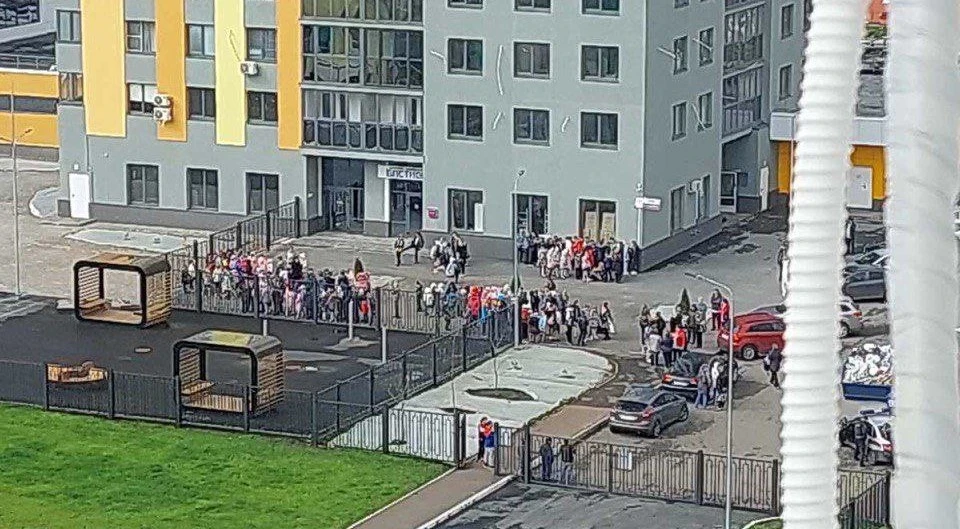 В настоящее время на месте работают сотрудники правоохранительных органов
