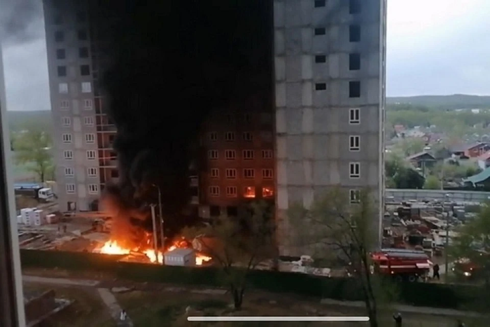 Черный дым и вонь: в Хабаровске на стройплощадке произошел пожар. Фото: скриншот с видео.