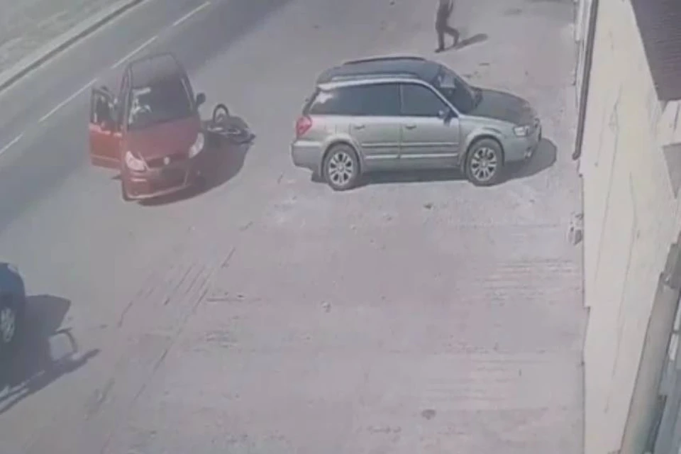 Страшное ДТП с велосипедистом попало на видео в Иркутске