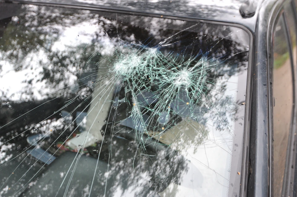 Во дворе дома во Владивостоке во время драки мужчине разбили стекла в машине
