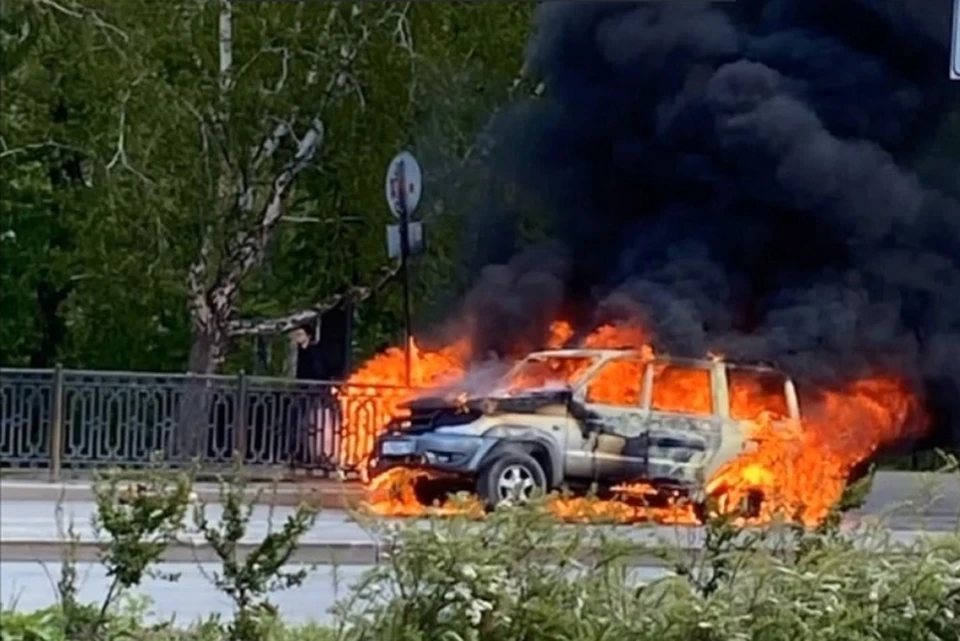 Автомобиль быстро охватило пламя Фото: Инцидент Екатеринбург