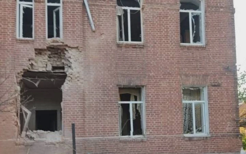 Одно из зданий поселка Теткино после обстрела. Фото телеграмм-канал губернатора Курской области Романа Старовойта.