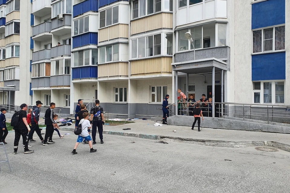 Толпа зевак скандировала, чтобы выкидывали еще больше вещей. Фото: «Моя Первомайка»