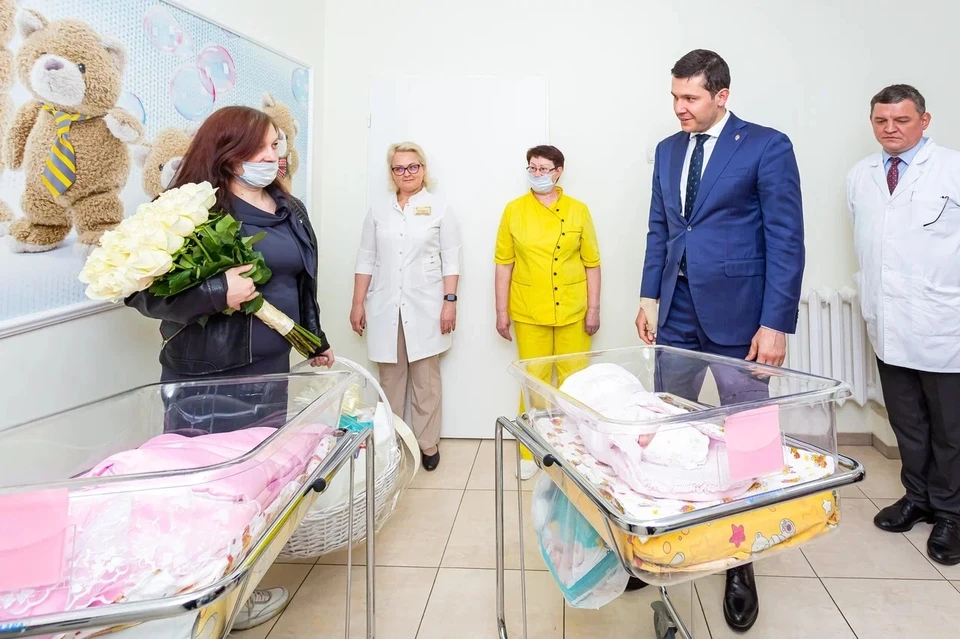 Маму двойняшек при выписке из перинатального центра поздравил губернатор Антон Алиханов.
