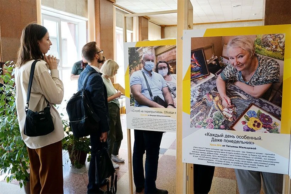 Герои выставки показывают, что склероз не мешает им радоваться жизни, но каждый день — борьба за жизнь. Фото: Александр ГРИБАКИН.