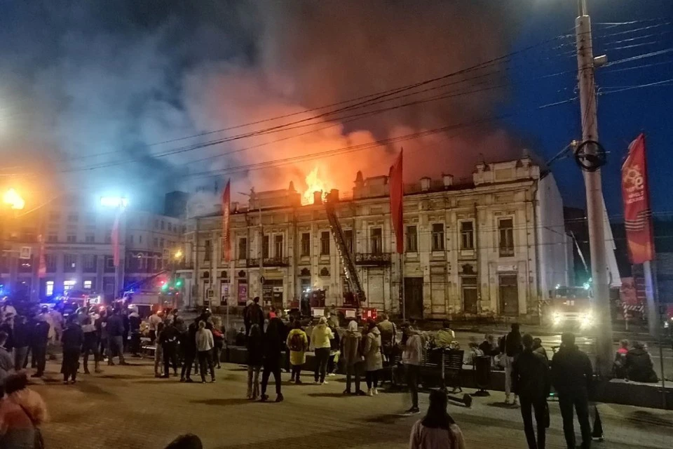 Поджог стал причиной крупного пожара в здании бывшего ТЮЗа в Иркутске. Фото: Любовь АРБАТСКАЯ