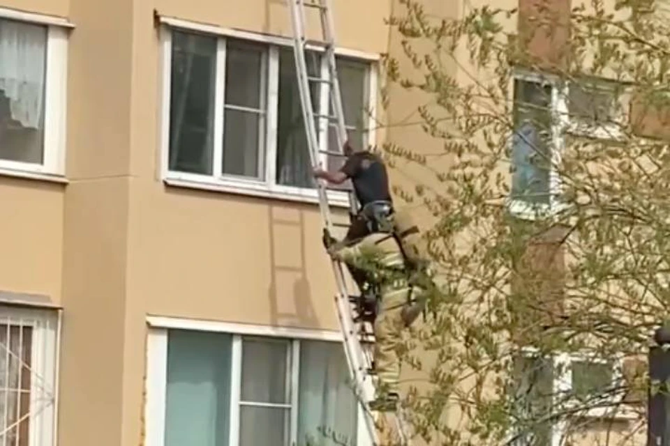 Пожарные спасли мужчину из горящей квартиры в Петербурге