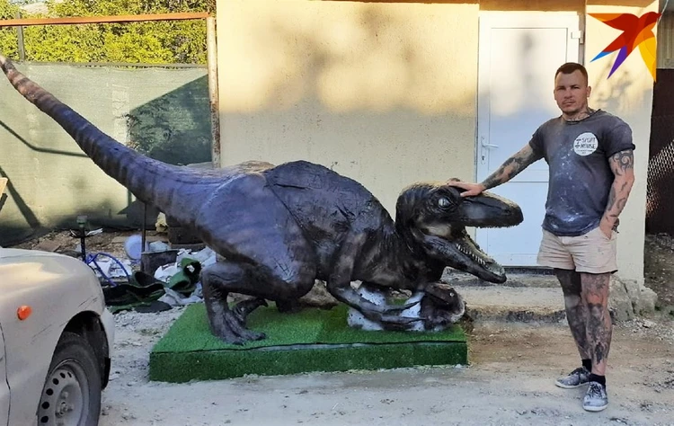 Севастополец украсил свой двор скульптурой динозавра