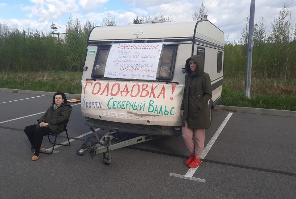 Женщины устроились в вагончике на парковке недостроенного дома. Фото: предоставлено Викторией Кученковой