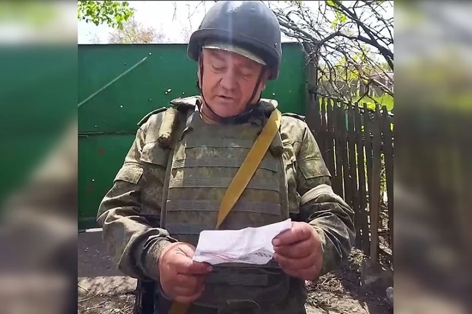 Военнослужащие Народной милиции ЛНР на передовой получили письма, которые им написали дети из Симферополя. Фото: НМ ЛНР