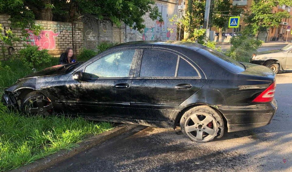 Угонщик машину бросил.