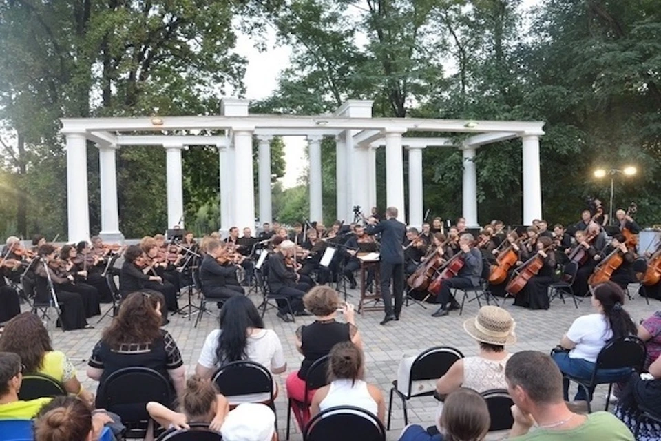Концерт симфонического окрестра в Городском саду. Фото КМТО "Премьера".
