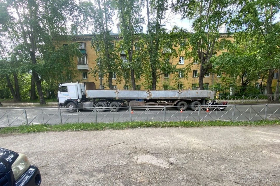В Новосибирске мотоциклист врезался в грузовик. Фото: Госавтоинспекция по Новосибирску