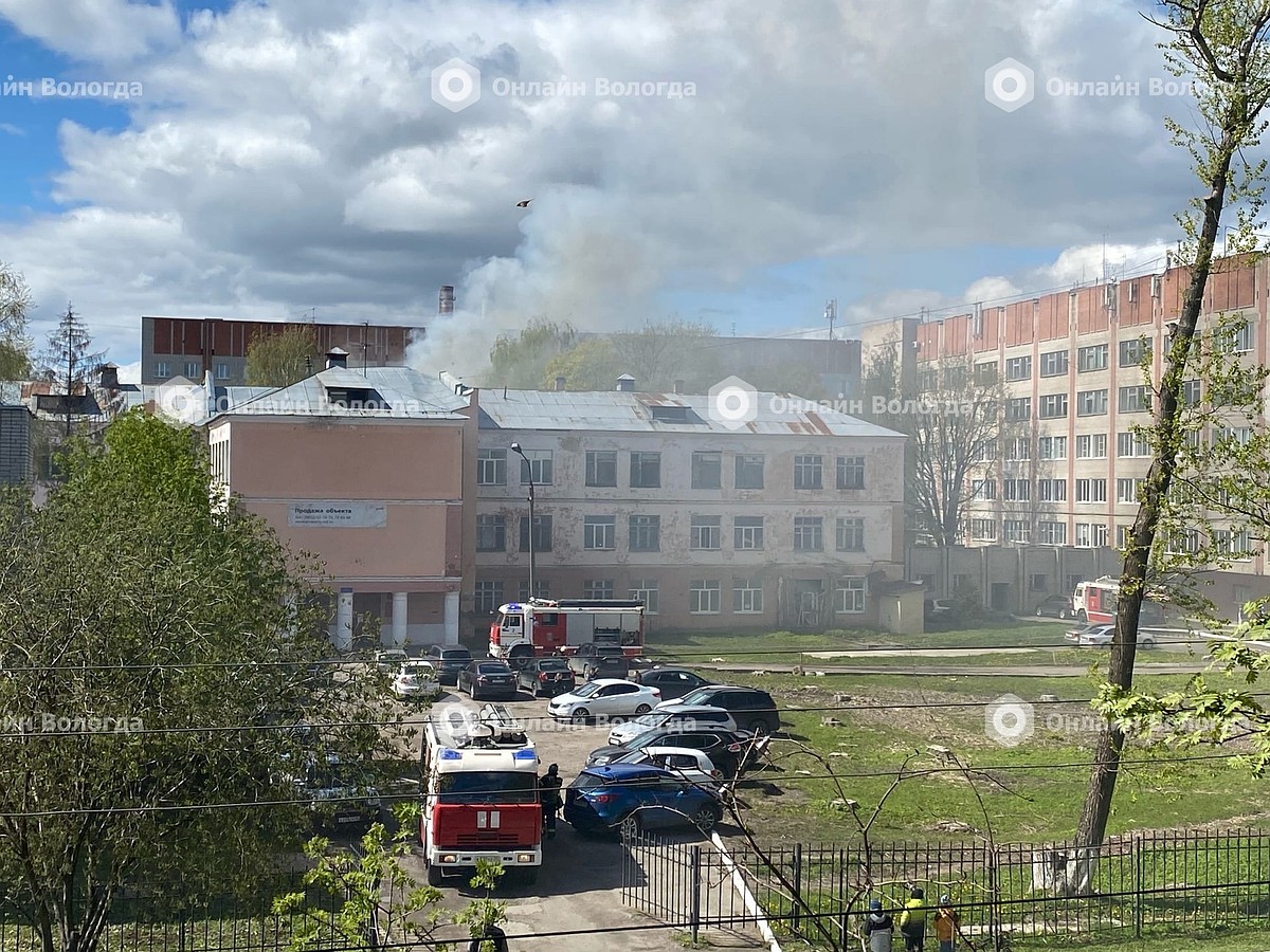 В Вологде бушует пожар у бывшей поликлиники СЖД - KP.RU