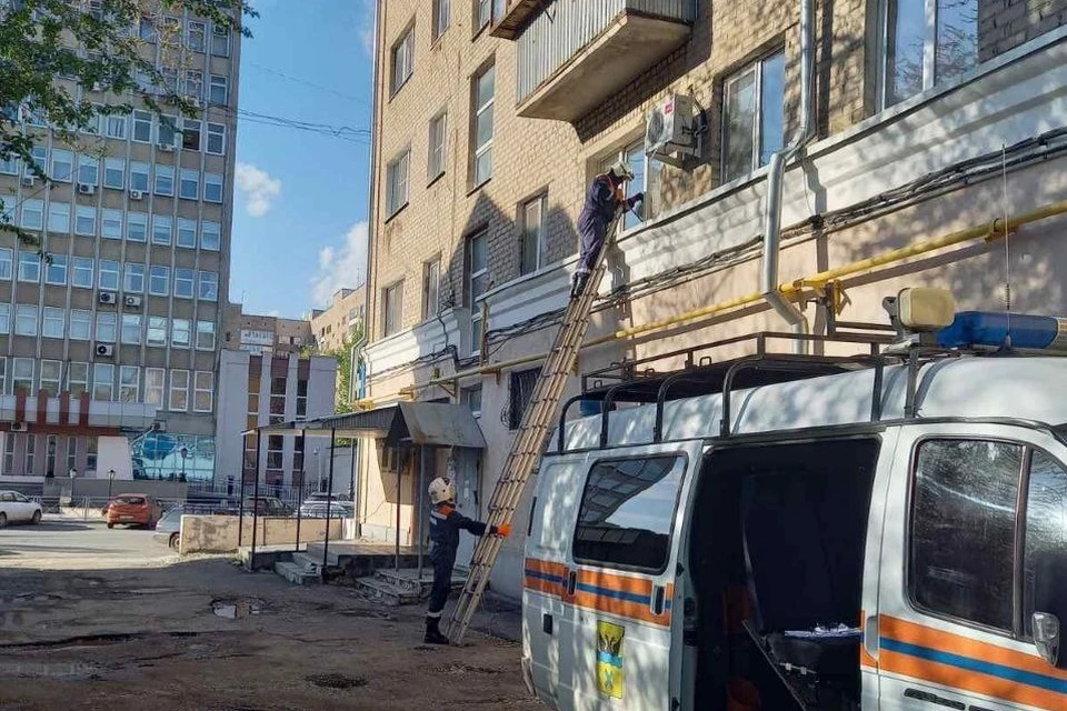 Спасатели быстро сориентировались, что попасть в квартиру проще всего через окно