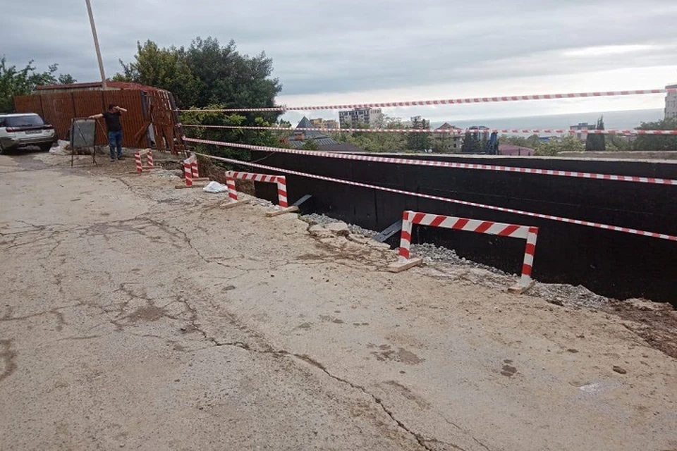 В Адлерском районе Сочи новый оползень разрушил участок дороги. Фото: + В Адлерском районе Сочи новый оползень разрушил участок дороги. Фото: https://t.me/love_sochi