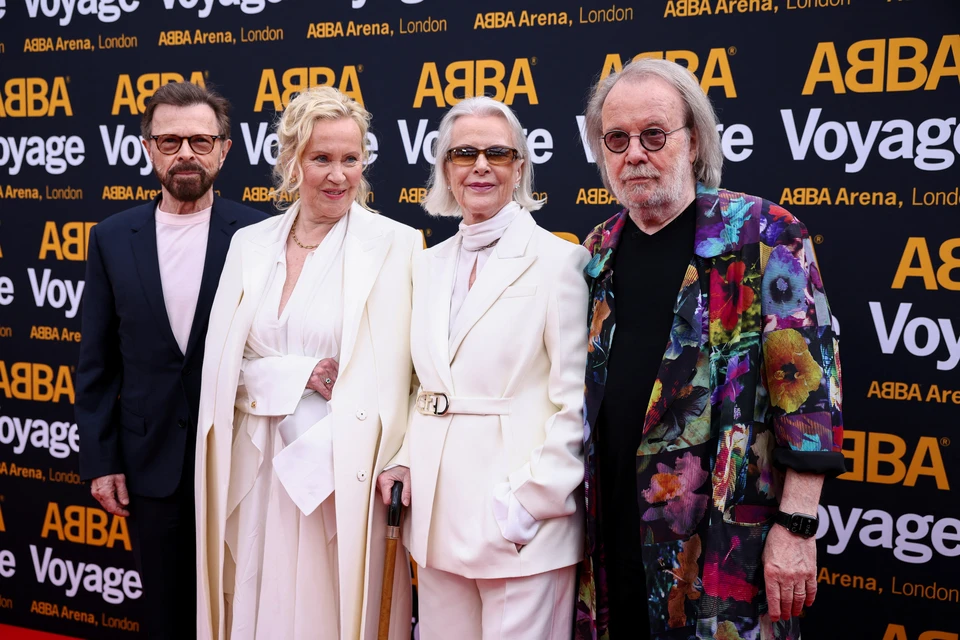 Участники группы "ABBA" впервые за 36 лет публично появились вместе на голографическом шоу в Лондоне
