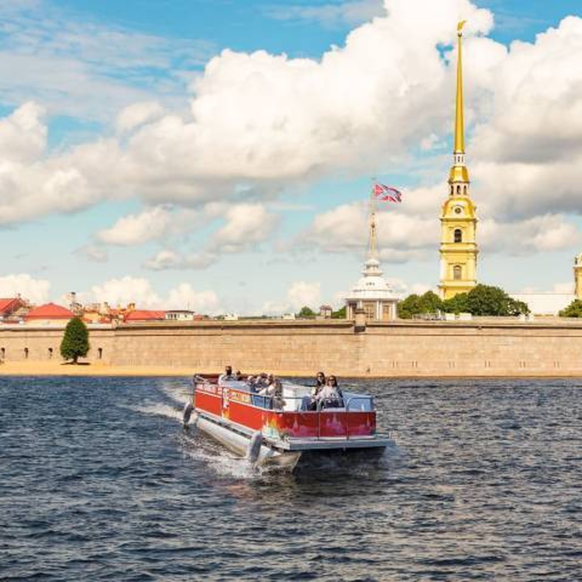 Паромная переправа открылась через Неву на время ремонта Биржевого моста в  Петербурге - KP.RU