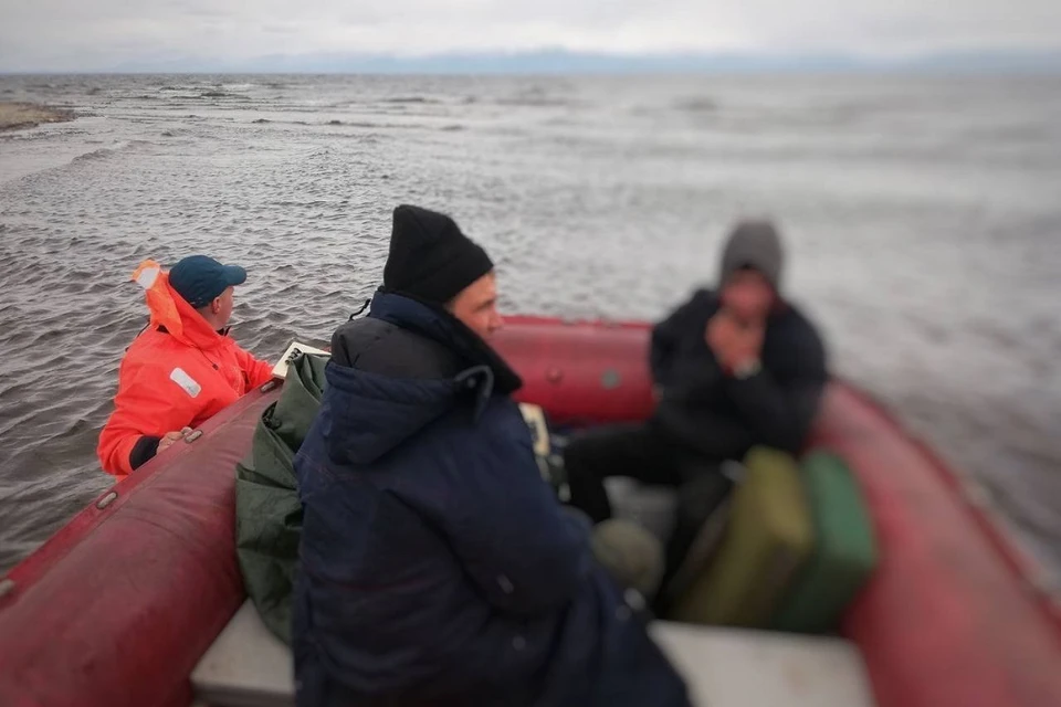 Лодка мужчин была весельной, но они все же решили отправиться на водную прогулку. Фото: МЧС РФ по Республике Бурятия