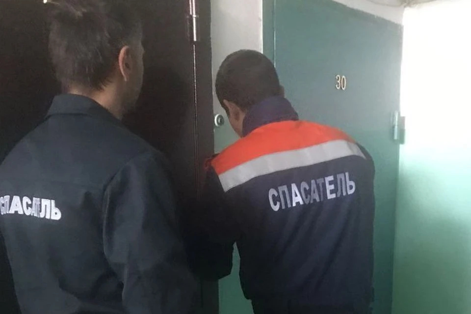 Дверь пришлось вскрывать спасателям