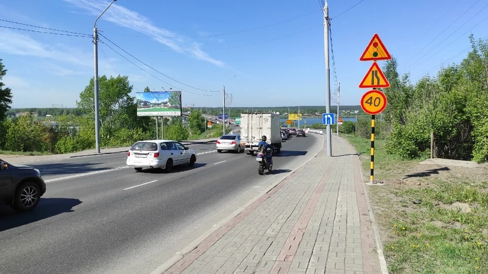Власти Томска заявили, что открытие третьей полосы на Коммунальном мосту невозможно.