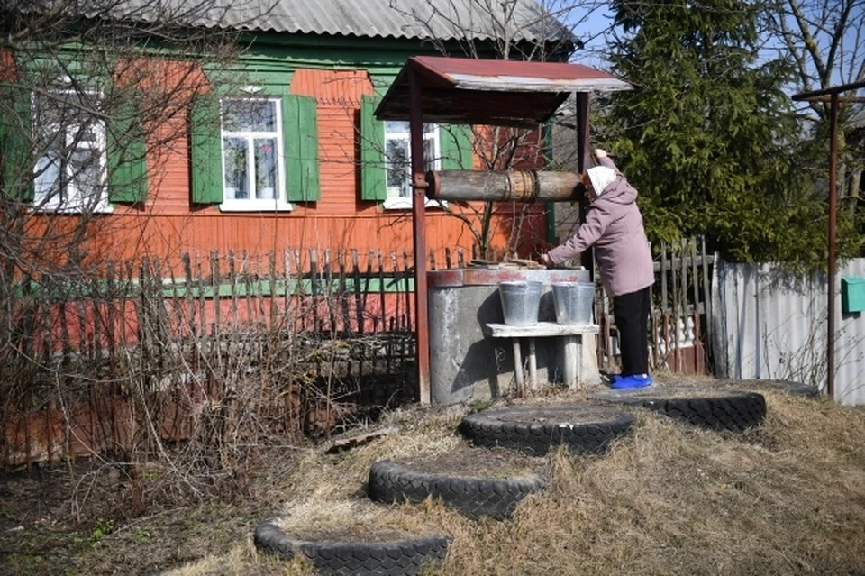 Некоторые жители Ленинского района Крыма пользуются водой из колодцев в условиях отсутствия централизованного водоснабжения