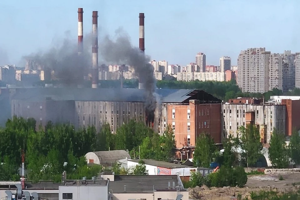 Пожар на производственном здании тушат более 40 спасателей в Невском районе Петербурге
