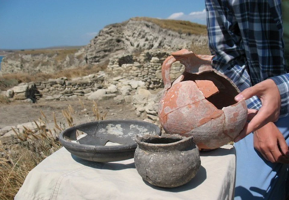 На раскопках можно и загореть, и изучить историю. Фото: сайт archae.ru.