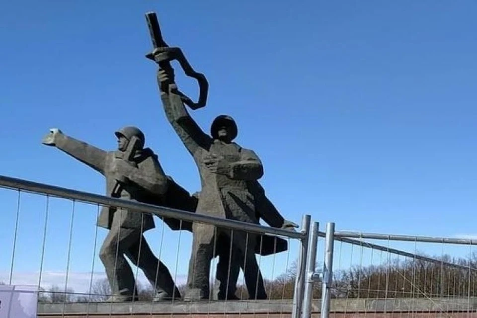 Жители Латвии запустили флешмоб против сноса советских памятников