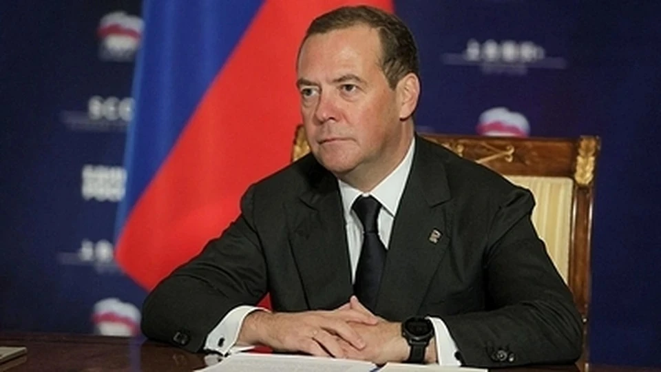 Медведев осудил Запад за санкции против родственников российских политиков