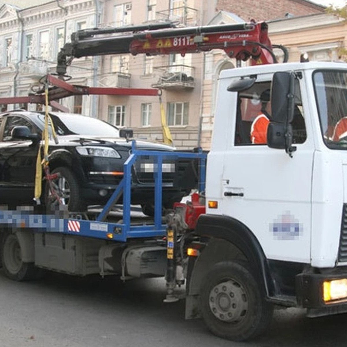 В Суворовском микрорайоне эвакуатор повредил две припаркованные машины -  KP.RU