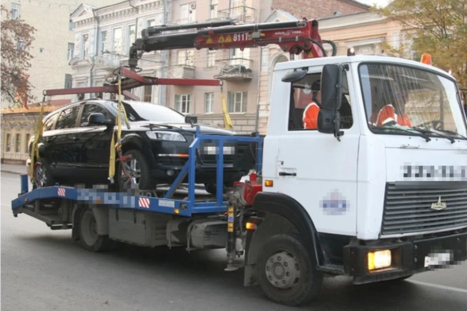 Машина, которую перевозил эвакуатор, "зацепила" другие авто.