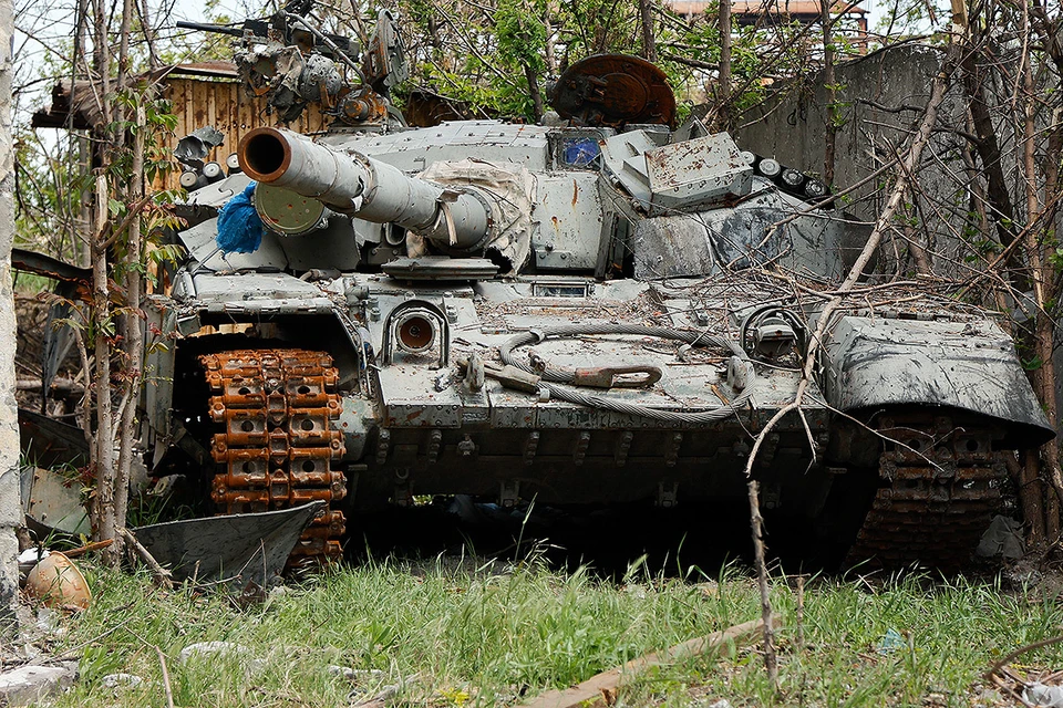 Разбитый танк ВСУ в районе завода "Азовсталь". Фото: Валентин Спринчак/ТАСС